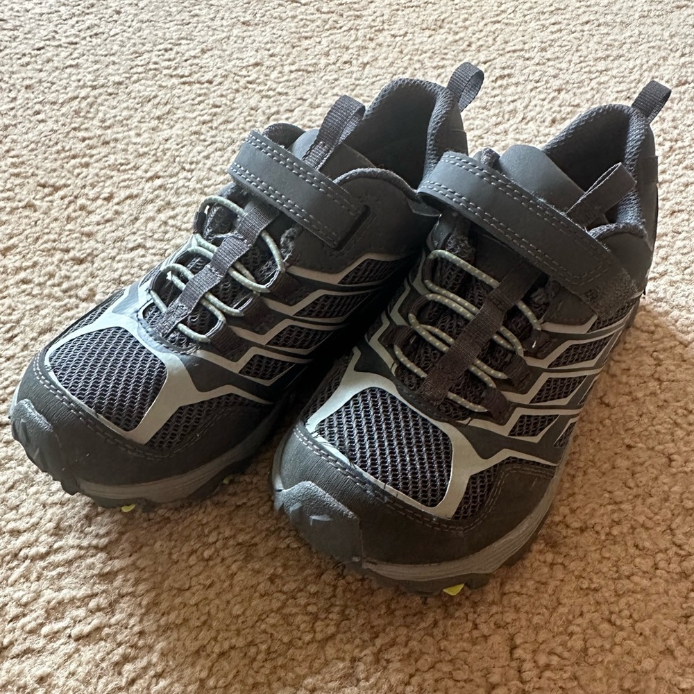 Kids hiking shoes